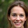 Mirjam Indermaur mit Outdoor-Hintergrund